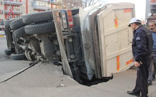Kum yüklü kamyonu yol yuttu!