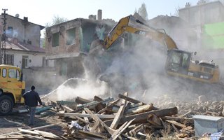 Yakutiye yarının Erzurum'u için yıkıyor