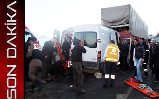 Oltu'da Minibüs ile Tır çarpıştı