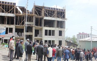 Erzurum'da inşaat iskelesi çöktü