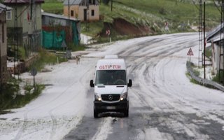 Oltu ve Uzundere'de dolu yağışı etkili oldu