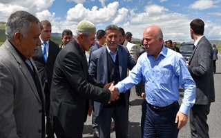Başkan Sekmen Hınıs'a Çıkarma Yaptı