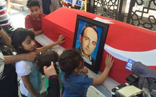 Babalarını son kez fotoğrafından öptüler