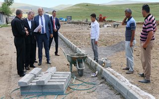 Aziziye'nin köylerine kilitli parke taşı işleniyor
