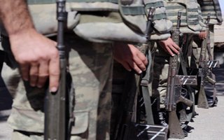 Erzurum'da 13 asker gözaltına alındı