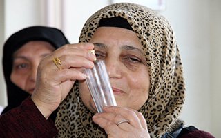 Erzurum'da gösterilen sakal-ı şerife sevgi seli