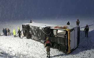 İran plakalı yolcu otobüsü devrildi