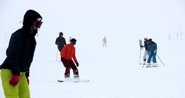 Palandöken'de sis altında kayak keyfi