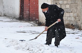 Erzurum’a kar geri döndü