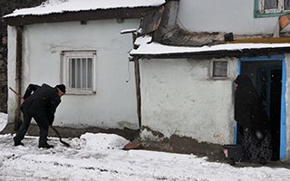 Erzurum'da Mart kapıdan baktırdı