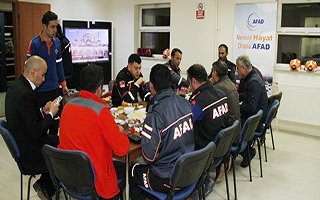 Erzurumlu AFAD'cılar görev başında sahur ediyor