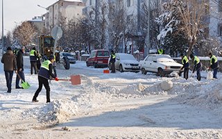 Palandöken Belediyesi karı şehir dışına taşıdı 