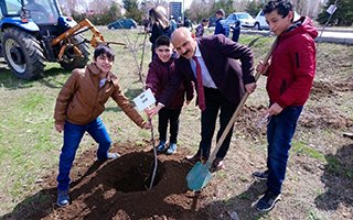 Sevgi evlerinde kalan her çocuk için bir fidan dikildi 