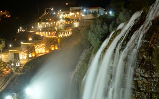 Tortum Şelalesi ve Peri bacaları göz kamaştırıyor