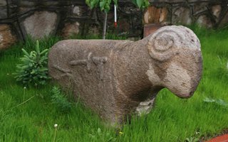 Koç-koyun şeklindeki mezar taşları dikkat çekiyor