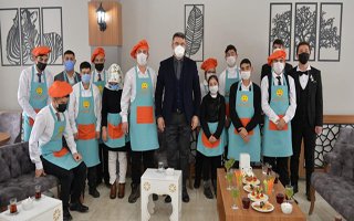 ''Mutlu Kafe'' Erzurum'da açıldı! İlk misafiri Vali Memiş