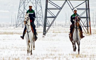 Kırsalda kaçak elektriğe karşı atlı ekip 