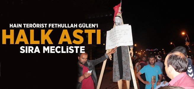 Fethullah Gülen'in Maketine Etek Giydirip Astılar