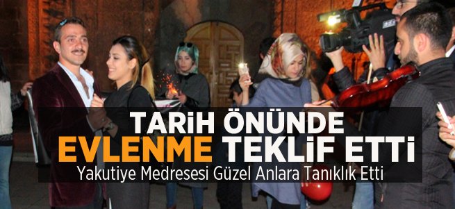 Tarihi medrese önünde sürpriz evlilik teklifi