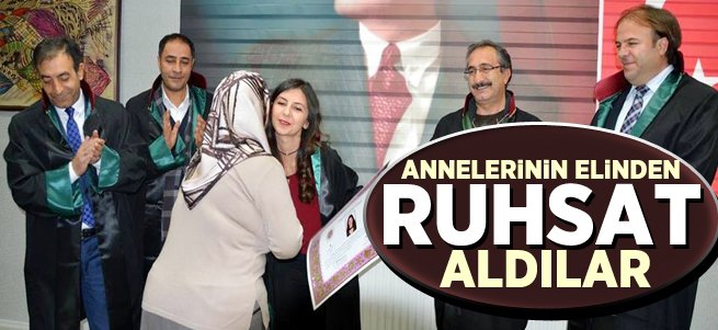 Avukatlara ruhsatnamelerini anneleri verdi