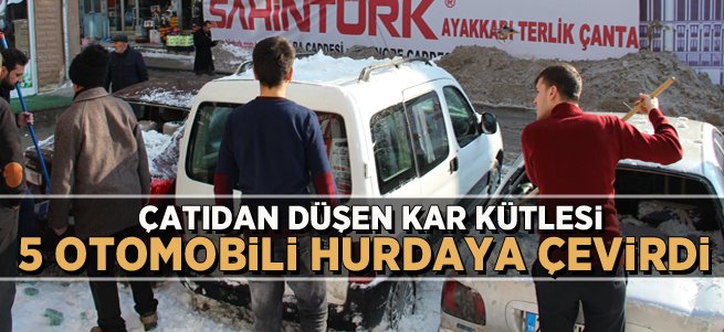 Kar kütlesi 5 otomobili hurdaya çevirdi