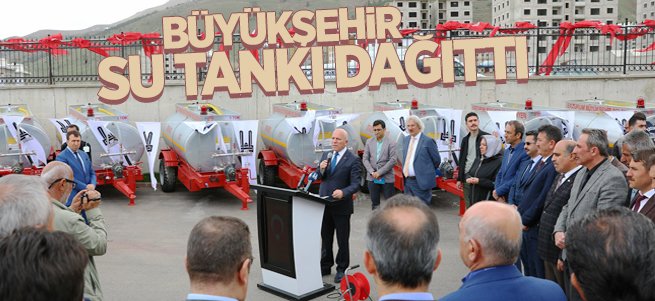 Büyükşehir kırsala 50 su tankı dağıttı