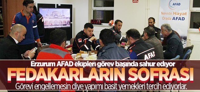 Erzurumlu AFAD'cılar görev başında sahur ediyor